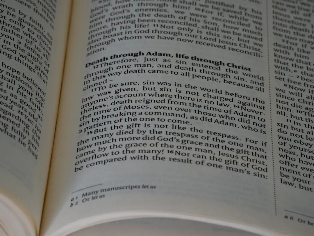 Researcher taking notes and citing academic sources correctly in an MBA project.